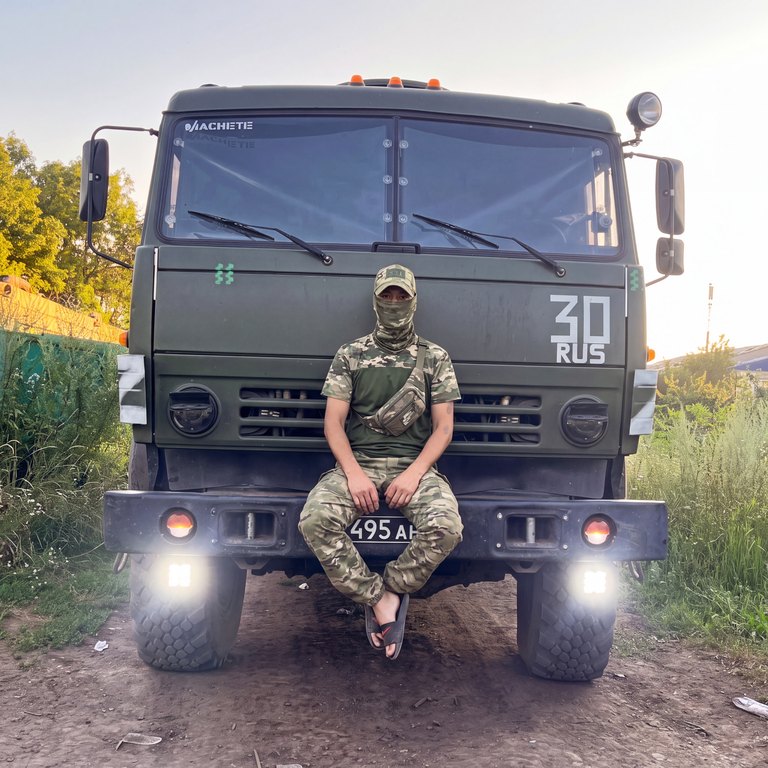 Водитель рядом с грузовым автомобилем
